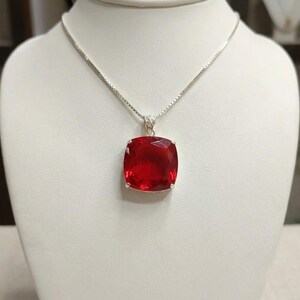 Luxe halsketting met kussenslijp robijn (90-100 karaat), handgemaakte rode edelsteen hanger met zilveren ketting, energiehelende spirituele sieraden, unisex cadeau.