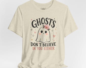 Camiseta con un lindo fantasma rosado y una corona floral / Los fantasmas tampoco creen en ti