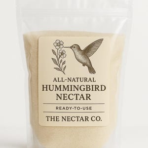 Puede incluir: Una bolsa de plástico transparente llena de gránulos de color claro. La bolsa presenta una etiqueta con una ilustración de colibrí y el texto "ALL-NATURAL HUMMINGBIRD NECTAR, READY-TO-USE, THE NECTAR CO."