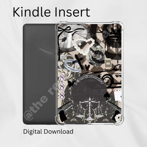 Puede incluir: Inserto para Kindle con un diseño de collage en blanco y negro. El diseño incluye un reloj, perlas, rosas, una cruz, un anillo, mariposas, balanzas, pistolas, naipes y el texto "1<3 mafia romance". También se ven las palabras "Kindle Insert" y "Digital Download".