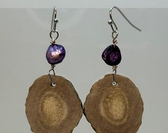Pendientes de asta con perla teñida de color púrpura