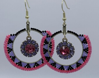 Pendientes geométricos morados con diamantes de imitación