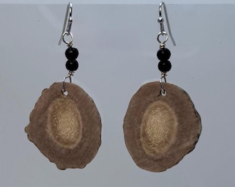 Pendientes de asta con cuentas de piedra negra