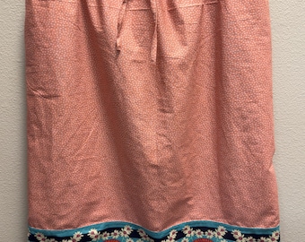 Falda hecha a mano con cintura elástica/con cordón ajustable, ajuste regulable hasta 142 cm de cintura, falda de algodón color melocotón con panel de borde floral, falda midi discreta.