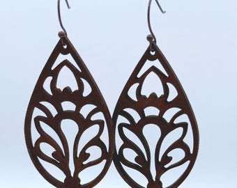 Pendientes de madera con forma de lágrima y ganchos con recubrimiento de polvo marrón.