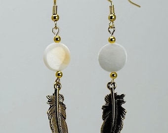 Pendientes de cuentas de concha y plumas