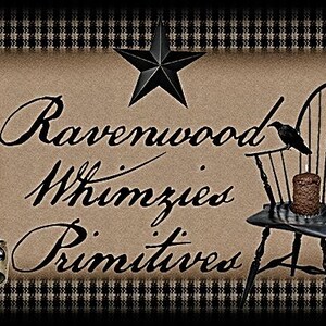 Peut inclure: Image &agrave; th&egrave;me rustique avec les mots "Ravenwood Whimzies Primitives" en &eacute;criture &eacute;l&eacute;gante. Une &eacute;toile noire et un corbeau sont repr&eacute;sent&eacute;s. Une chaise noire avec une bougie et un pot avec un corbeau sont &eacute;galement montr&eacute;s. Le fond a un motif &agrave; carreaux noir et blanc.