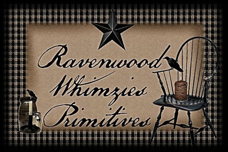 Peut inclure: Image &agrave; th&egrave;me rustique avec les mots "Ravenwood Whimzies Primitives" en &eacute;criture &eacute;l&eacute;gante. Une &eacute;toile noire et un corbeau sont repr&eacute;sent&eacute;s. Une chaise noire avec une bougie et un pot avec un corbeau sont &eacute;galement montr&eacute;s. Le fond a un motif &agrave; carreaux noir et blanc.