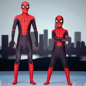 以下が含まれることがあります： 2つのスパイダーマンのコスチューム。コスチュームは赤と黒で、胸にクモのエンブレムが付いています。コスチュームは、マスクを含む全身デザインです。1つのコスチュームは大人のため、もう1つは子供用です。