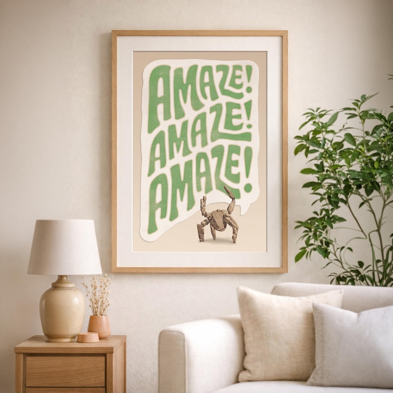 Puede incluir: Una l&aacute;mina de arte mural enmarcada con la palabra AMAZE! repetida tres veces en una fuente ondulada de color verde claro sobre un fondo crema. Debajo del texto, una peque&ntilde;a ilustraci&oacute;n de una criatura marr&oacute;n de varias patas sobre el fondo.