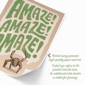 Puede incluir: Una impresi&oacute;n art&iacute;stica rectangular con el texto verde "AMAZE!" repetido tres veces en una fuente ondulada sobre un fondo beige claro. Una criatura marr&oacute;n segmentada similar a un cangrejo se encuentra en la parte inferior. El texto a la derecha dice: "Printed using premium high-quality paper and ink. *Listed size refers to the printed artwork area. An additional white border is added for framing."