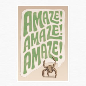 Puede incluir: Una l&aacute;mina rectangular con la palabra AMAZE! repetida tres veces en una fuente verde ondulada y apilada. Debajo del texto, una criatura marr&oacute;n, rocosa y parecida a un cangrejo se encuentra sobre un fondo beige claro con un bocadillo blanco.