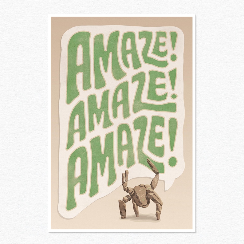 Puede incluir: Una l&aacute;mina rectangular con la palabra AMAZE! repetida tres veces en una fuente verde ondulada y apilada. Debajo del texto, una criatura marr&oacute;n, rocosa y parecida a un cangrejo se encuentra sobre un fondo beige claro con un bocadillo blanco.