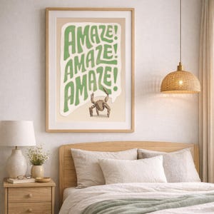 Puede incluir: Una l&aacute;mina art&iacute;stica enmarcada con fondo beige claro y un bocadillo blanco ondulado que contiene el texto verde "AMAZE! AMAZE! AMAZE!" apilado verticalmente. Debajo del texto hay una peque&ntilde;a ilustraci&oacute;n detallada de un cangrejo marr&oacute;n.