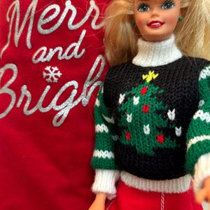 1996 Feestdagen Barbie – speciale editie kerstbarbie met doos – Mattel 15581 – Feestelijke vintage pop met lelijke trui en accessoires