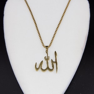Elegant Allah pendant necklace in gold or silver. Perfect Islamic jewelry for men & women – a meaningful Ramadan, Eid, or Shahadah gift.
