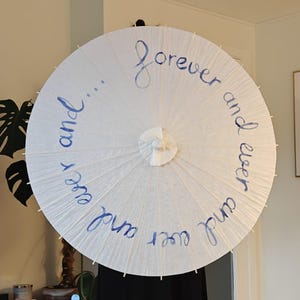 Guarda-sóis de papel personalizados com letras feitas à mão