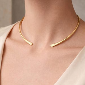 Könnte beinhalten: Rustikales Holzschild mit dem Text "Welcome to our home" in weißer Schrift. Das Schild hat eine Used-Optik und ein schlichtes, einladendes Design, perfekt für die Dekoration im Eingangsbereich.