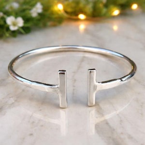 Handgjord öppen armring i sterlingsilver, modern T-formad manschett