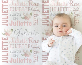 Manta de regalo personalizada con estampado floral para bebé: manta para recién nacido en rosa y gris.