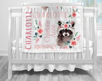 Manta personalizada con nombre de bebé de mapache, manta para bebé recién nacido con flores, regalo floral de animal para niña, tamaño para niño pequeño, tamaño para niño grande, elija el material