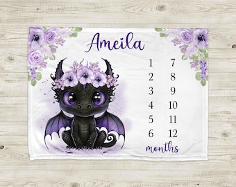 Couverture personnalisée Dragon Milestone pour fille : cadeau médiéval pour bébé à fleurs violettes