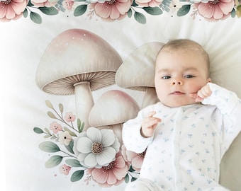 Manta personalizada para bebé con diseño de setas, ideal para recién nacidas, con estampado floral de bosque y acuarela.
