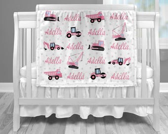 Manta personalizada con nombre de bebé de camiones de construcción rosa