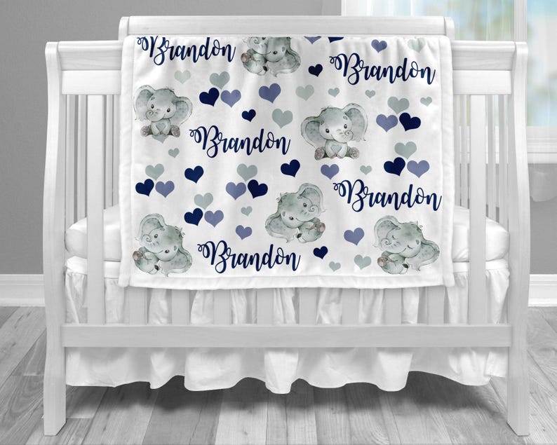 Manta de bebé de elefante personalizada, manta de bebé de elefante azul marino y gris con nombre de elefante, regalo de bebé de elefante, corazones, manta de elefante para niño imagen 2