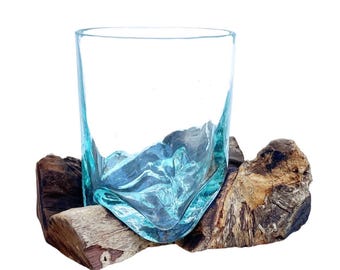 Jarrón de vidrio soplado sobre madera de teca, estilo moderno