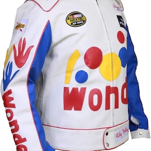 Puede incluir: Chaqueta de carreras blanca con detalles azules y rojos. Presenta la palabra "Wonder" en letras rojas grandes, logotipos y el texto "Ricky Bobby". Tiene cuello alto y cremallera.