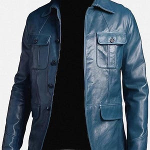 Può includere: Giacca in pelle blu con collo e quattro tasche frontali. La giacca ha una chiusura con bottoni e una vestibilità su misura. La giacca è di colore blu unito.