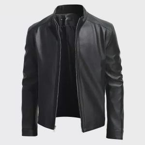 Op de afbeelding: Zwarte leren jas met een opstaande kraag en een lange ritssluiting. De jas heeft lange mouwen en een getailleerde pasvorm. Het materiaal lijkt glad en heeft een lichte glans. Een klassieke stijl.
