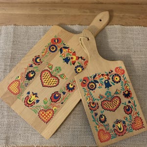 Set of 2 Vintage Nevco Folk Art Painted Cutting Boards – Kitchen Wall Decor – Wood Boards with Primary Colors – Rustic Farmhouse Style