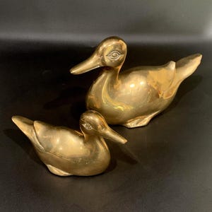 Vintage Brass Duck Figurines – Mama & Baby Duck Pair, Mid Century Brass Décor – Brass Bird Décor – Retro Shelf Décor– Waterfowl Décor
