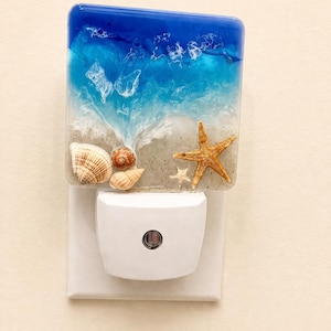 Lámpara nocturna de resina con temática marina, lámpara nocturna decorativa de estilo costero, lámpara enchufable para casa de playa, lámpara nocturna con forma de concha marina, lámpara nocturna para baño.