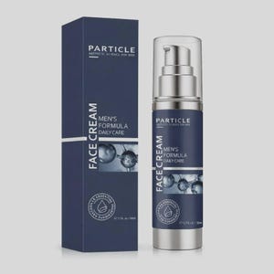 Puede incluir: Un juego de crema facial azul marino con botella y caja. La caja y la botella presentan el texto "Particle Aesthetic Science for Men" y "Men's Formula Daily Care". La botella tiene una bomba plateada y una tapa transparente.