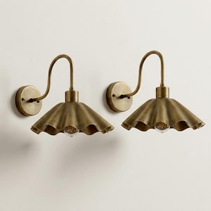 Könnte beinhalten: Rustikales Holzschild mit dem Text "Welcome to our home" in handschriftlichem Stil. Das Schild hat eine Used-Optik und ein schlichtes, einladendes Design, perfekt für eine Veranda oder einen Eingangsbereich.