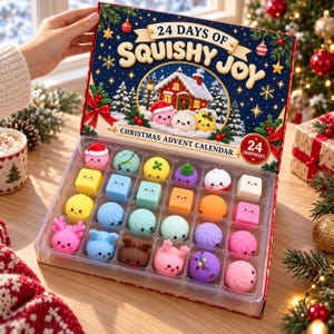 Może przedstawiać: Kalendarz adwentowy 24 Days of Squishy Joy z ciemnoniebieską pokrywą z ilustracją zaśnieżonego domu oraz 24 małymi, kolorowymi zabawkami typu squishy w kształcie postaci, umieszczonymi w przezroczystej plastikowej tacce.