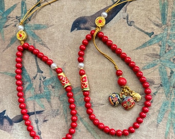 Abalorio para teléfono con cuentas rojas / Correa para teléfono con cuentas de la suerte chinas / Cadena para teléfono con piedras preciosas con detalles dorados / Regalo para ella