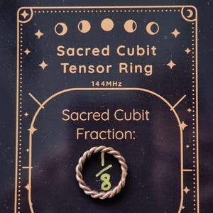 Op de afbeelding: Een koperkleurige ring met een gevlochten ontwerp, aangeduid als een "Sacred Cubit Tensor Ring". De ring wordt getoond op een zwarte kaart met de tekst "Sacred Cubit Tensor Ring 144MHz" en "Sacred Cubit Fraction: 1/8". De kaart zit in een beige trekkoordzakje.
