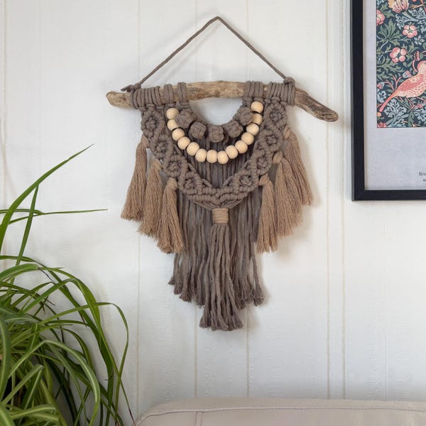 Handgemaakte macramé wandhanger, drijfhoutvezelkunst, houten kralen, scandi boho-decor