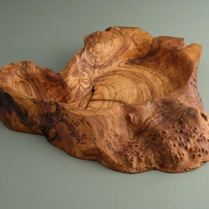 Handgefertigtes Servierbrett aus Olivenholz - Rustikale Dekorative Holzplatte für Elegante Tischdekoration - Einzigartiges Natürliches Küchen Dekor