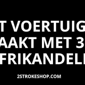 Puede incluir: Fondo negro con texto blanco: "DIT VOERTUIG IS GEMAAKT MET 3 BIER EN FRIKANDELLEN." El sitio web 2STROKESHOP.COM está en la parte inferior.