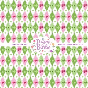 Può includere: Un motivo ripetuto di forme a diamante verdi e rosa con cuciture bianche e piccoli fiocchi. Il design include piccoli cuori e il testo "Designs of Birdie" in una nuvola floreale.
