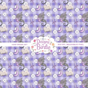 Può includere: Motivo ripetuto a tema fantasy. Il design include draghi, spade, libri, lune e margherite su uno sfondo a quadri viola. È presente anche il testo "Designs of Birdie" e "Hand Drawn Art".