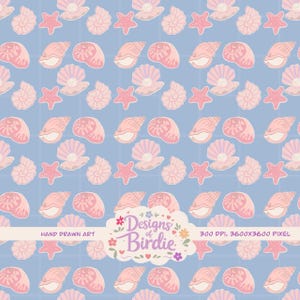 Può includere: Motivo senza cuciture con conchiglie, stelle marine e perle disegnate a mano in tonalità rosa e crema su sfondo azzurro chiaro a griglia. Il testo "Designs of Birdie" è incluso.