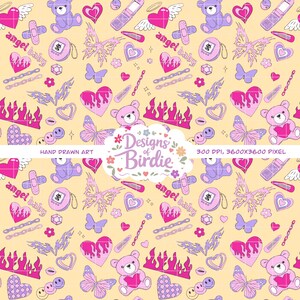 Può includere: Un motivo ripetuto su sfondo giallo chiaro, con illustrazioni rosa e viola. Il design include orsacchiotti, cuori, farfalle, fiamme e il testo "angel baby". L'immagine include anche il testo "Designs of Birdie".