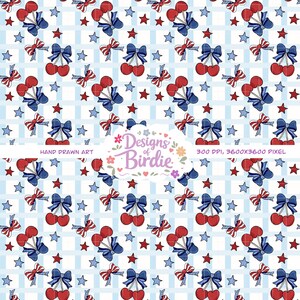 Può includere: Motivo ripetuto con ciliegie rosse, fiocchi blu e fiocchi rossi, bianchi e blu, insieme a stelle rosse e blu, su uno sfondo a quadretti azzurro chiaro. È presente anche il testo "Designs of Birdie".