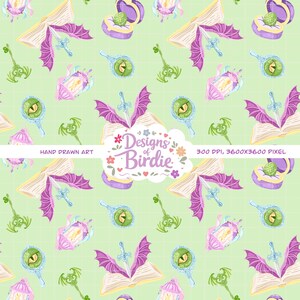 Può includere: Un motivo stravagante con illustrazioni a tema fantasy. Il design include libri aperti con ali di pipistrello viola, spade, specchi con occhi di drago e lanterne ornate, il tutto su uno sfondo verde chiaro. È presente anche il testo "Designs of Birdie".